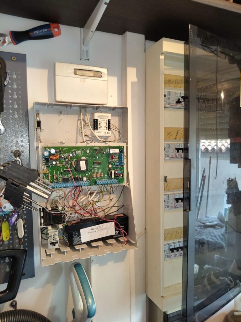 Centrale d'alarme ouverte pendant son diagnostic chez un particulier