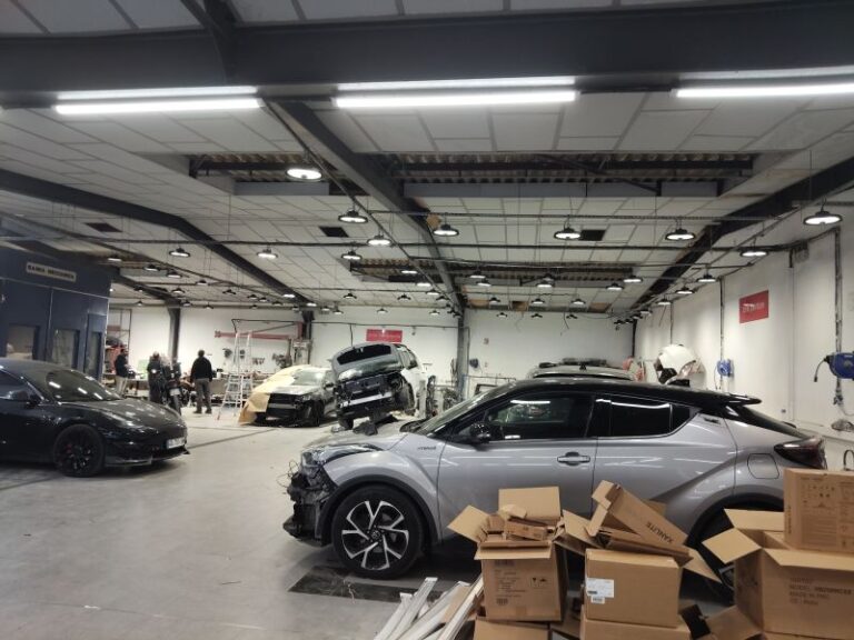 Atelier de mécanique et carrosserie à Marseille équipé d'un éclairage LED Smart
