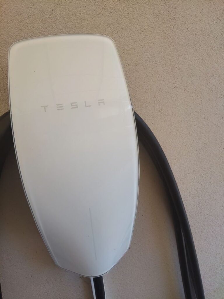 Borne Tesla Wall Connector après l'intervention de Volt Elec Services