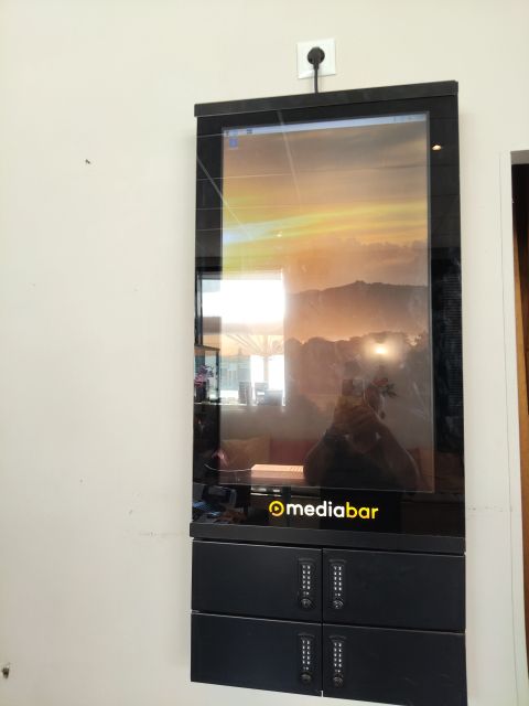 Borne Mediabar avec écran d'affichage dynamique au restaurant-bar Chez les Amis à Montpellier