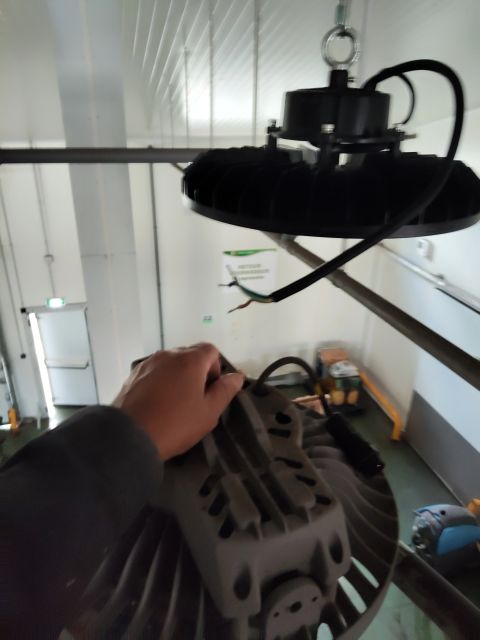 Luminaire LED high bay avant sa pose dans l'entrepôt