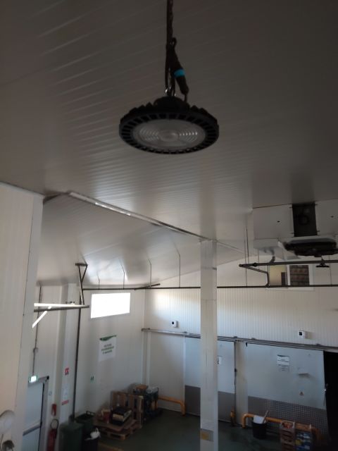 Luminaire LED high bay installé dans l'entrepôt