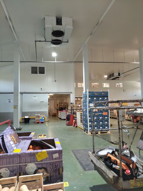 Zone de stockage de l'entrepôt éclairée par les LED high bay