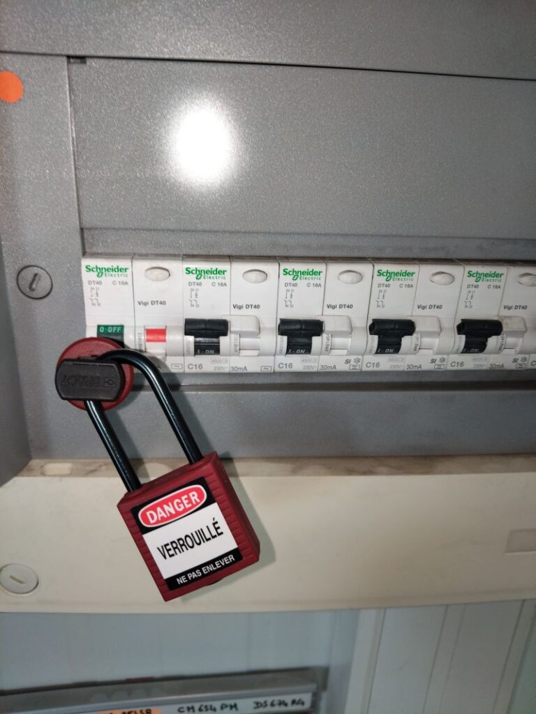 Cadenas de consignation posé sur le tableau pendant les travaux
