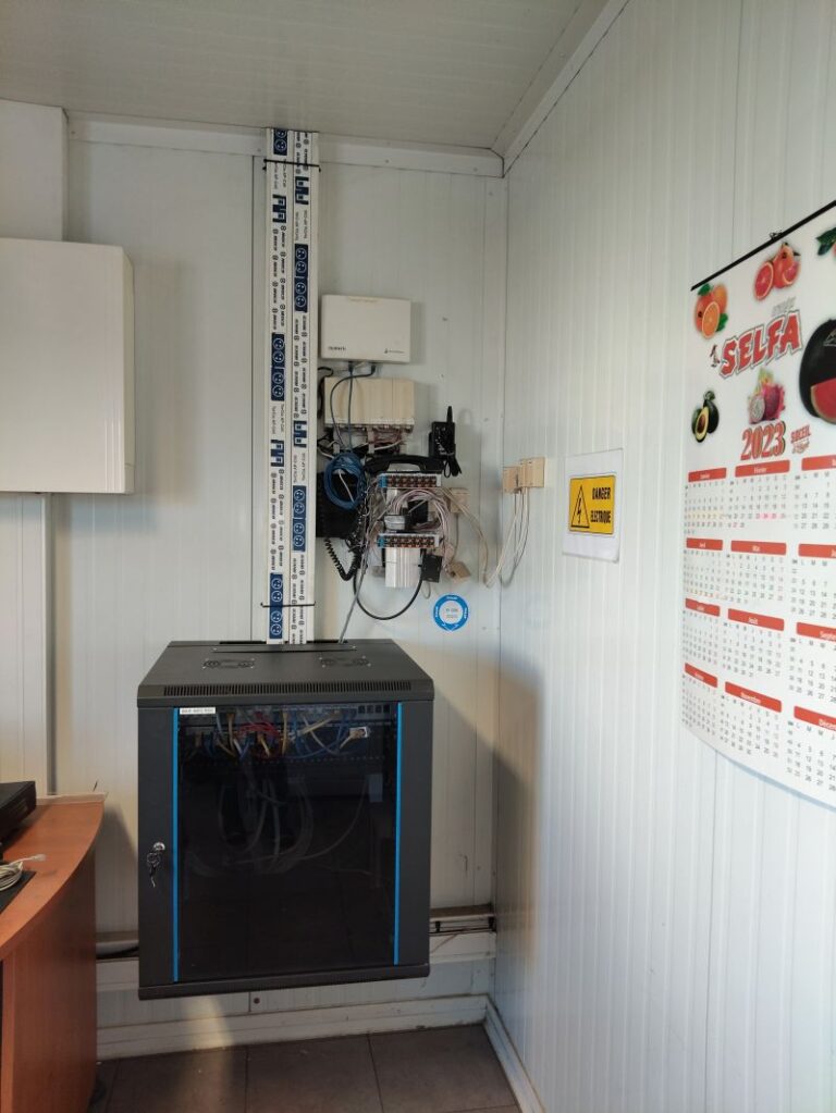Baie de brassage installée dans le local technique