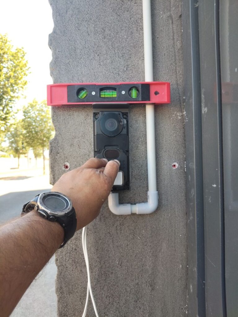 Pose au niveau d'un lecteur de contrôle d'accès à l'entrée de l'Institut de bien-être