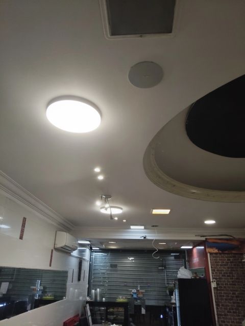 Plafond de la salle de L'Autre Sud avec éclairage et haut-parleur encastrés
