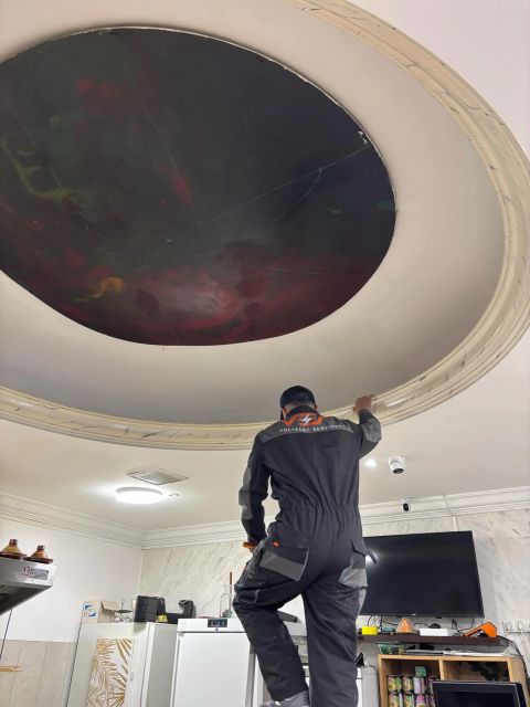 Haut-parleur encastré dans le faux plafond de la salle