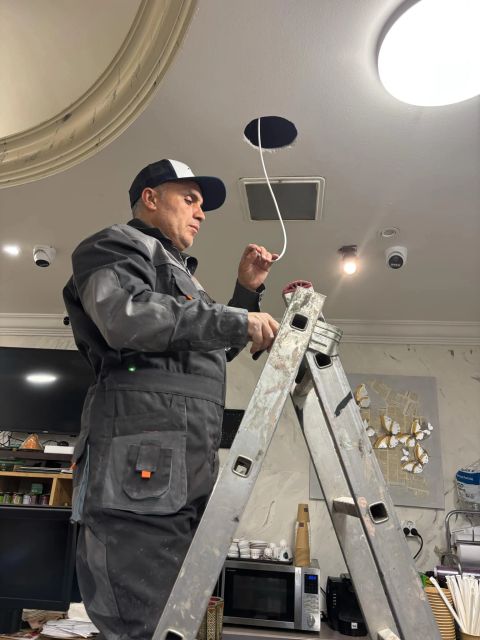 Installation en hauteur sur escabeau dans la salle du restaurant L'Autre Sud