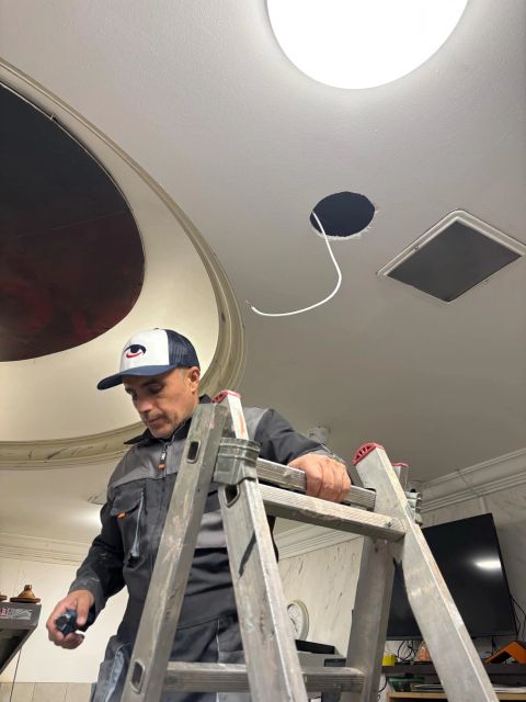 Travaux au plafond pendant l'installation de la sonorisation