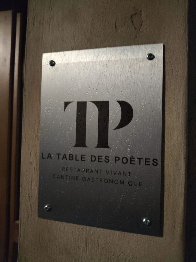 Plaque de La Table des Poètes à l'entrée du restaurant