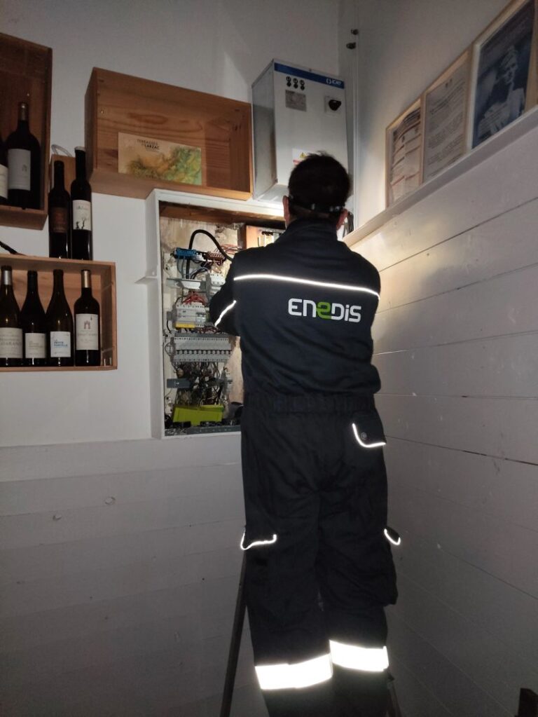 Technicien Enedis intervenant au restaurant La Table des Poètes