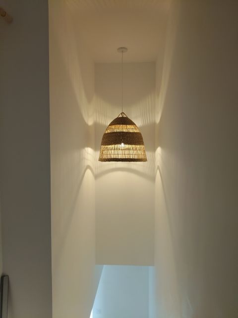 Suspension lumineuse dans la cage d'escalier d'une résidence domotisée à Pérols