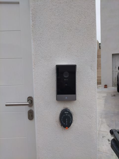 Platine de vidéophone et lecteur de badge installés à la porte d'une résidence à Pérols