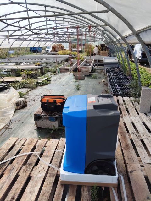 Humidificateur installé dans une serre agricole à Nîmes