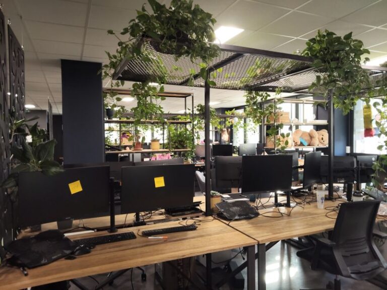 Open space de l'agence Waapi à Montpellier après le déplacement des caméras et le remplacement de l'éclairage