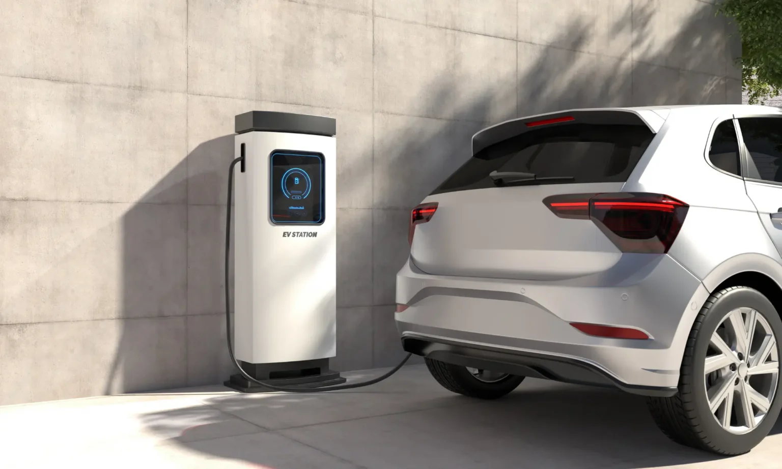 Voiture électrique en charge sur une borne de recharge murale