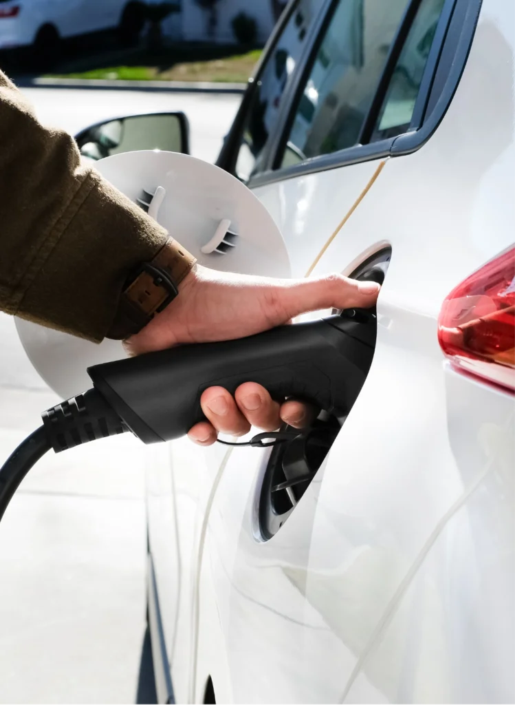 Branchement du câble de recharge d'une voiture électrique sur une borne installée à Montpellier