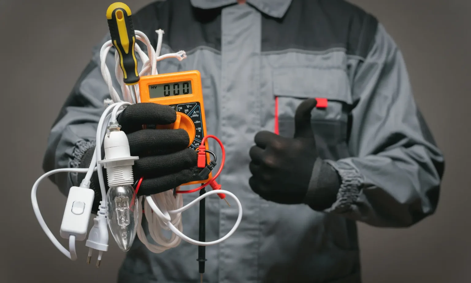 Électricien avec multimètre et câbles pour un dépannage électrique à Montpellier