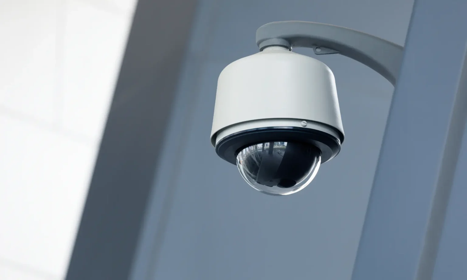 Caméra de vidéosurveillance dôme installée au plafond d'un local professionnel