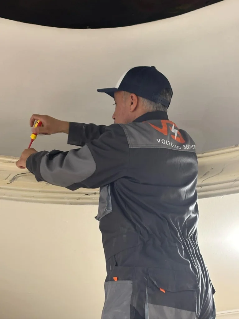 Notre responsable technique, Volt Elec Services, en tenue de travail pendant une installation électrique à Montpellier