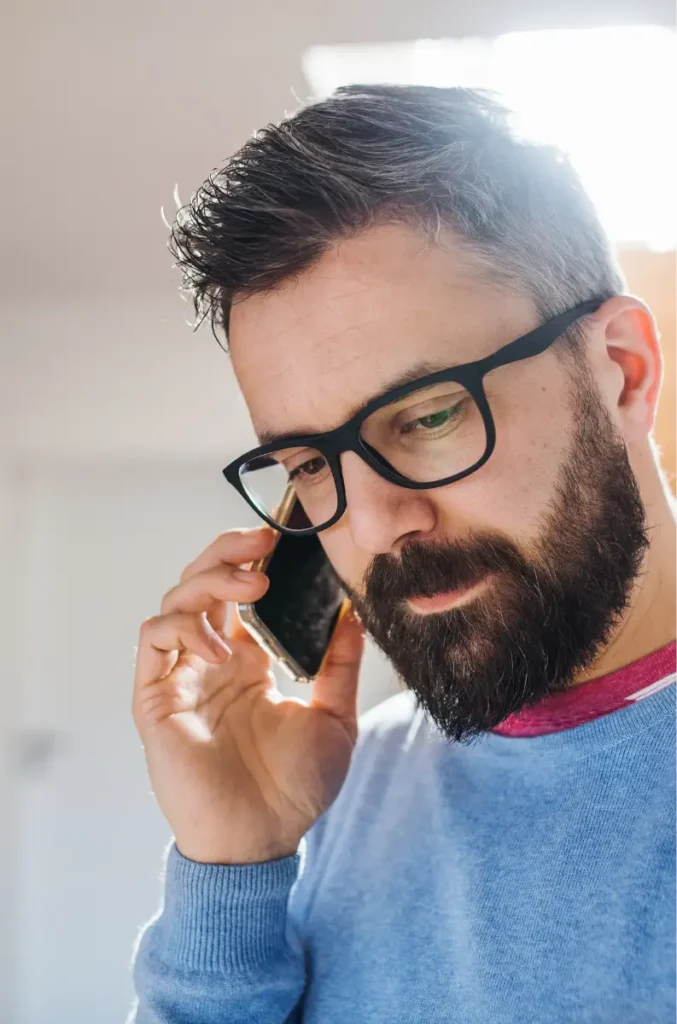 Particulier au téléphone pour demander un devis à un électricien à Montpellier