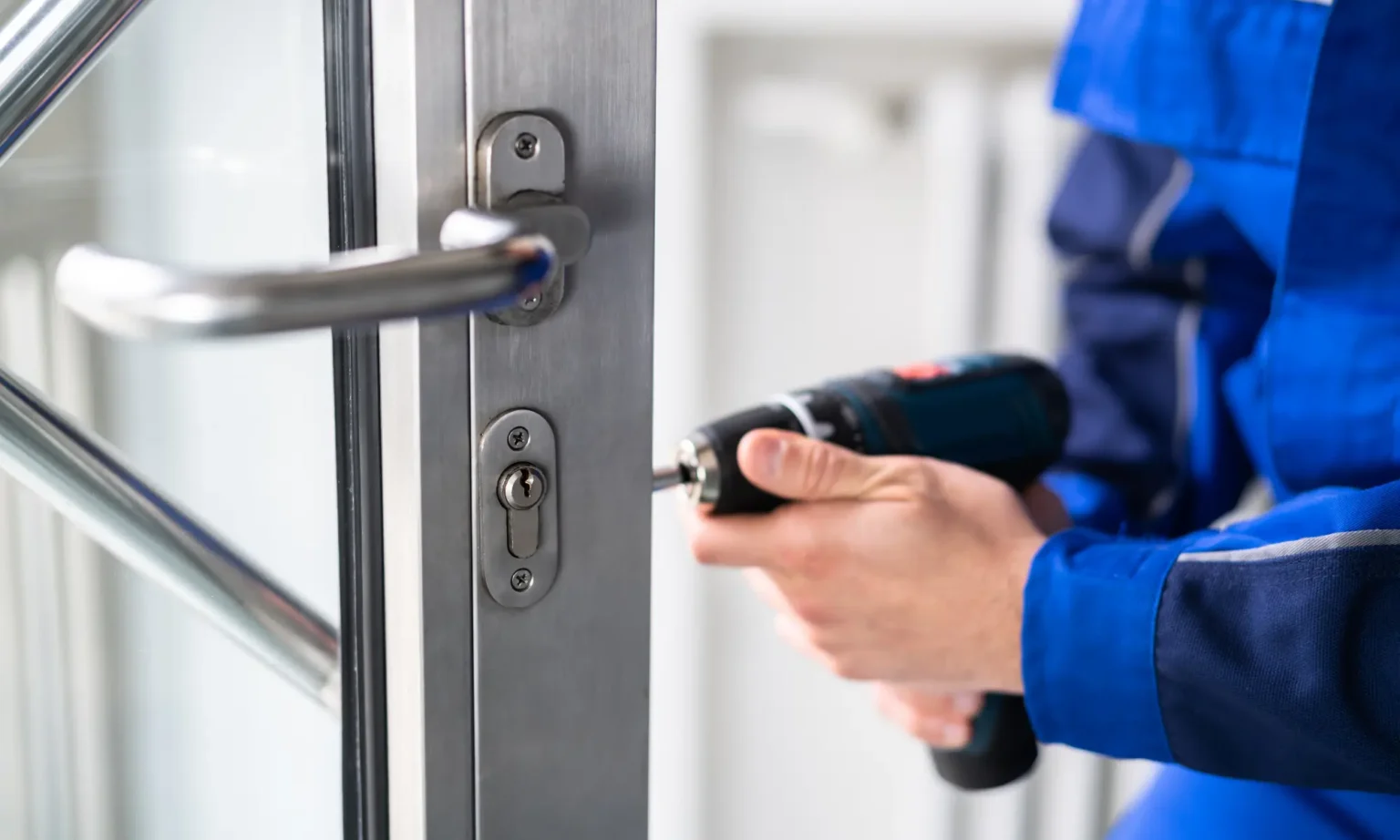 Serrurier installant une serrure sur une porte d'entrée à Montpellier