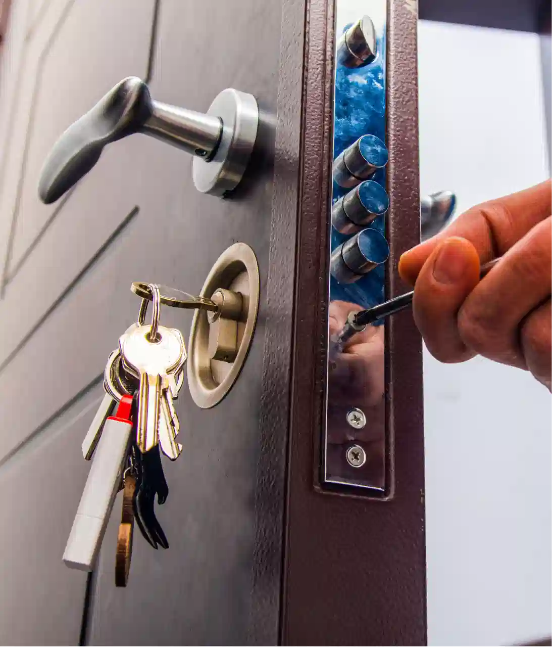 Serrurier réglant une serrure multipoints sur une porte d'entrée à Montpellier