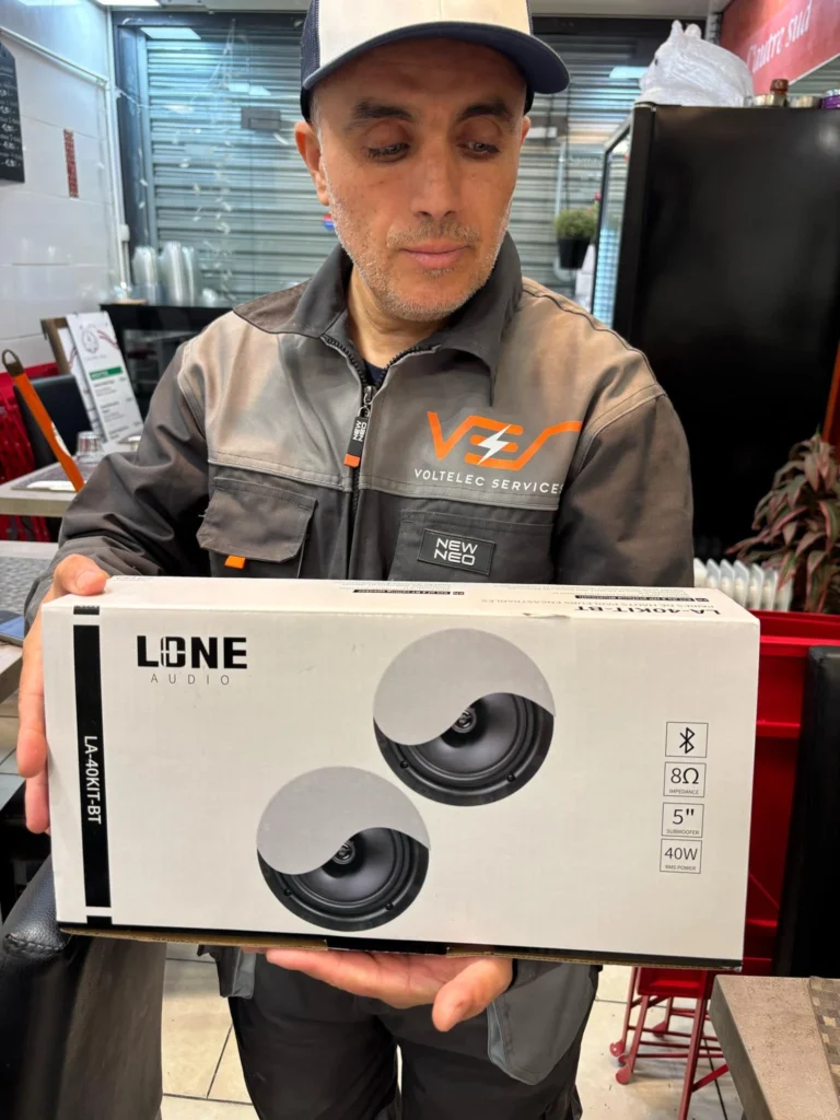 Karim, chef technique de Volt Elec Services, avec un kit de haut-parleurs encastrables avant l'installation d'une sonorisation