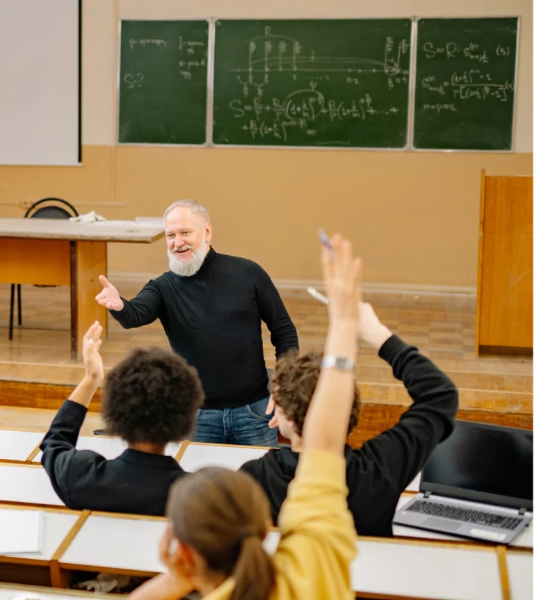 Salle de classe avec un enseignant et des élèves, un lieu où la sonorisation doit rester claire