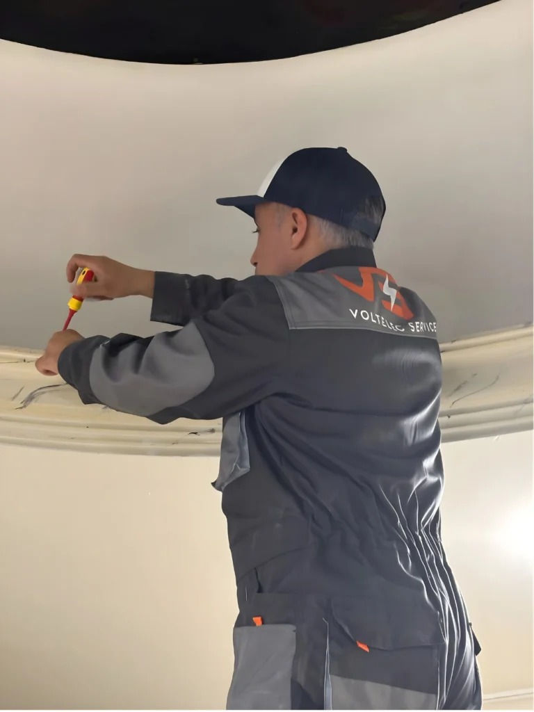 Notre technicien de Volt Elec Services en intervention au plafond d'un local à Montpellier